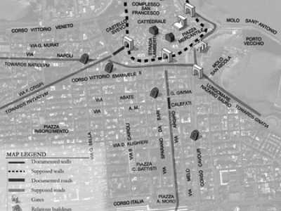 La Traiana entrava a Bari attraverso l�attuale via Crispi (sotto la cui strada ad angolo con corso Vittorio Emanuele si troverebbe una necropoli romana) e attraversando l'antica porta di accesso situata nell'odierna piazza Massari. Passava poi per l�attuale Palazzo della Prefettura...